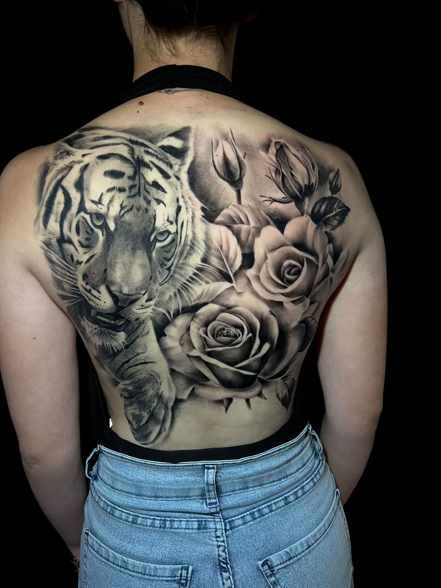Rugstuk met een tijger en rozen, zwart-grijs