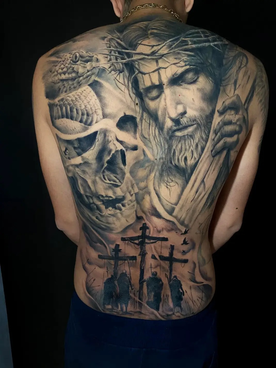 Groot rugstuk met een schedel, een figuur met doornenkroon en drie kruisen