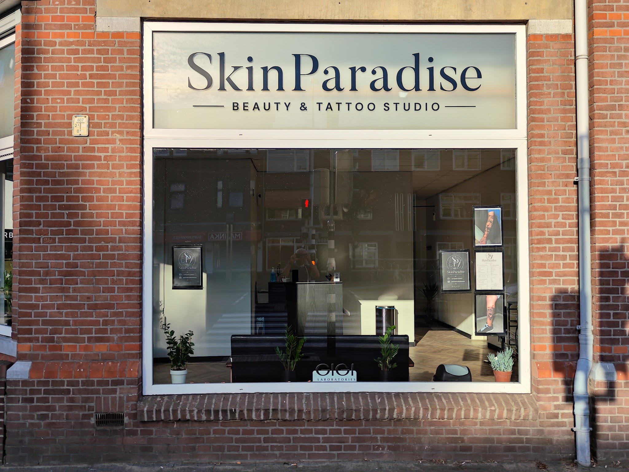 De gevel van SkinParadise Beauty & Tattoo Studio aan de Rijswijkseweg, met het uithangbord boven het raam