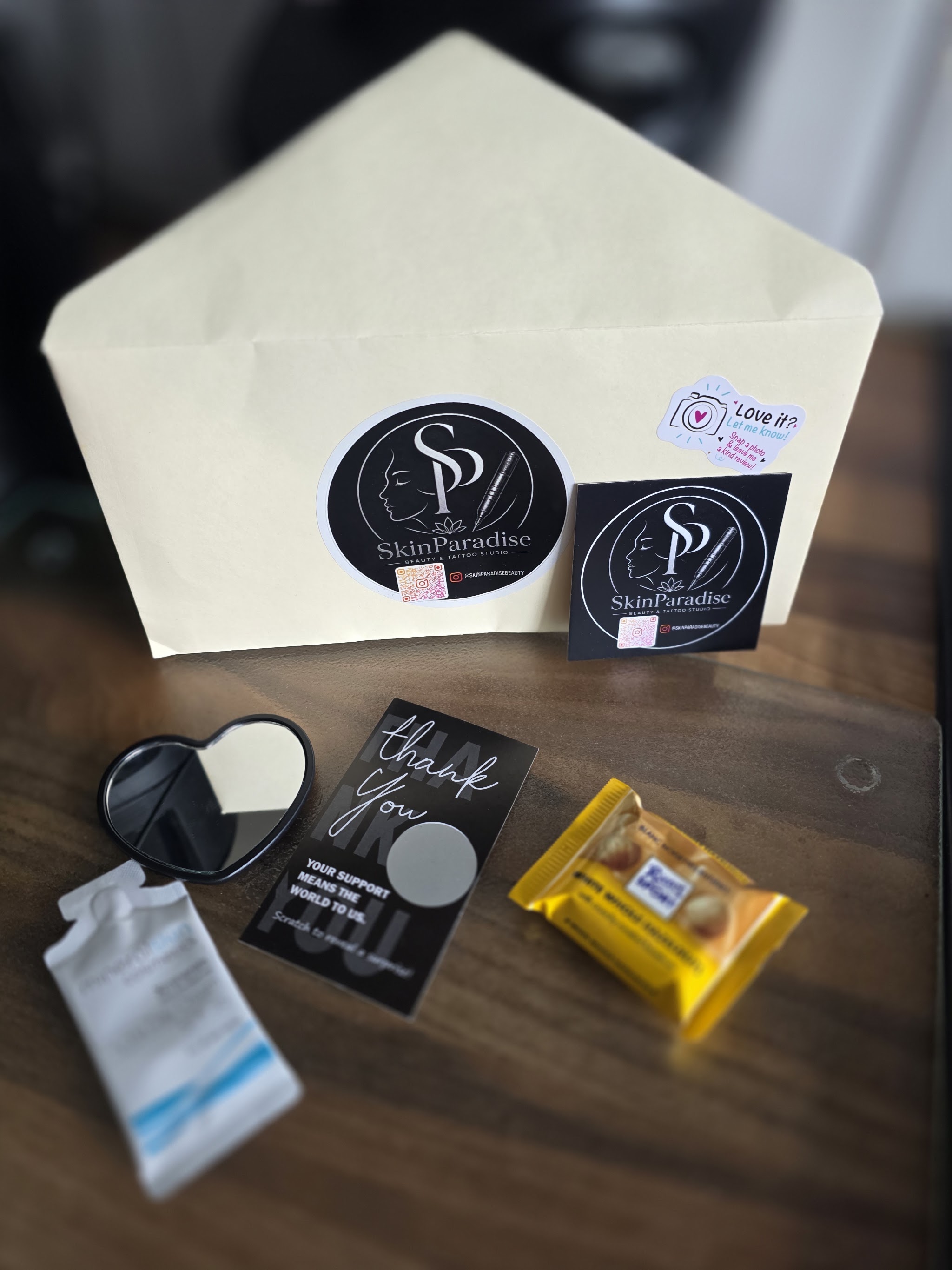 Envelop met SkinParadise-stickers, een bedankkaartje, een spiegeltje en een proefje