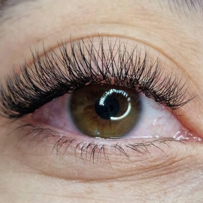 Wimperextensions met een natuurlijk effect, close-up